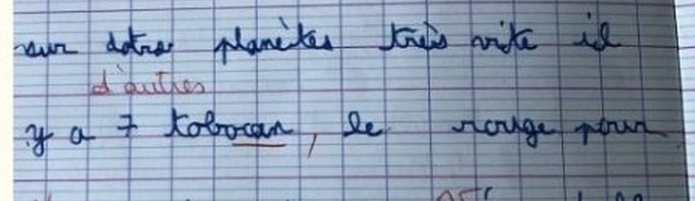 Copie d'Ylan avant l'accompagnement : un texte manuscrit couvert de corrections à l'encre rouge